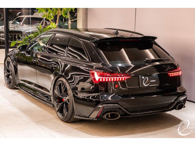 ＲＳ６アバント ベースグレード　エアサスペンション装着車　左Ｈ　ＡＫＲＡＰＯＶＩＣチタンマフラー　カーボンスタイリングＰＫＧ　パノラマサンルーフ　デコラティブパネルカーボンツイル　ＭＡＸＴＯＮｄｅｓｉｇｎフルエアロ（8枚目）