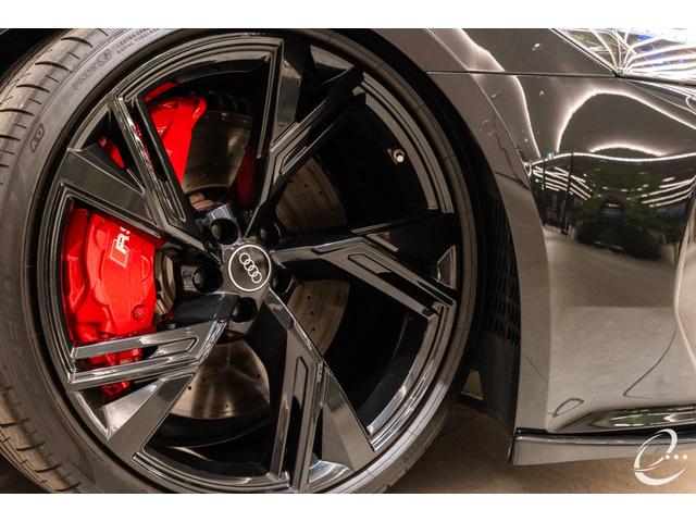 ＲＳ６アバント ベースグレード　エアサスペンション装着車　左Ｈ　ＡＫＲＡＰＯＶＩＣチタンマフラー　カーボンスタイリングＰＫＧ　パノラマサンルーフ　デコラティブパネルカーボンツイル　ＭＡＸＴＯＮｄｅｓｉｇｎフルエアロ（10枚目）