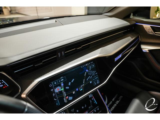 ＲＳ６アバント ベースグレード　エアサスペンション装着車　左Ｈ　ＡＫＲＡＰＯＶＩＣチタンマフラー　カーボンスタイリングＰＫＧ　パノラマサンルーフ　デコラティブパネルカーボンツイル　ＭＡＸＴＯＮｄｅｓｉｇｎフルエアロ（27枚目）
