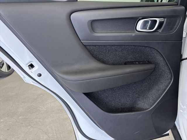 ＸＣ４０リチャージ リチャージ　アルティメットシングルモーター　ＢＥＶ　パノラマガラスサンルーフ　パワーシート　シートヒーター　Ｇｏｏｇｌｅシステム　３６０度カメラ　パワーテールゲート　被害軽減ブレーキ　追従式オートクルーズ（11枚目）