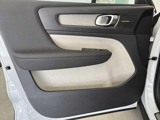 ＸＣ４０ アルティメット　Ｂ４　ＡＷＤ　パノラマガラスサンルーフ　ピクセルＬＥＤヘッドライト　本革シート　パワーシート　シートヒーター　Ｇｏｏｇｌｅシステム　３６０度カメラ　パワーテールゲート　被害軽減ブレーキ（4枚目）