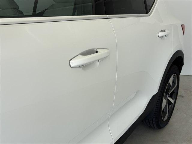 ＸＣ４０ アルティメット　Ｂ４　ＡＷＤ　パノラマガラスサンルーフ　ピクセルＬＥＤヘッドライト　本革シート　パワーシート　シートヒーター　Ｇｏｏｇｌｅシステム　３６０度カメラ　パワーテールゲート　被害軽減ブレーキ（13枚目）