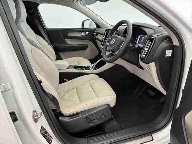 ＸＣ４０ アルティメット　Ｂ４　ＡＷＤ　パノラマガラスサンルーフ　ピクセルＬＥＤヘッドライト　本革シート　パワーシート　シートヒーター　Ｇｏｏｇｌｅシステム　３６０度カメラ　パワーテールゲート　被害軽減ブレーキ（24枚目）