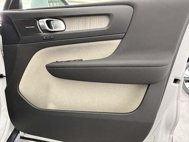 ＸＣ４０ アルティメット　Ｂ４　ＡＷＤ　パノラマガラスサンルーフ　ピクセルＬＥＤヘッドライト　本革シート　パワーシート　シートヒーター　Ｇｏｏｇｌｅシステム　３６０度カメラ　パワーテールゲート　被害軽減ブレーキ（30枚目）