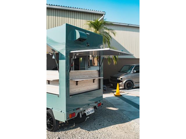 キャリイトラック 　２ＷＤ　キッチンカー　ケータリングカー　フードトラック　移動販売車　コールドテーブル　ＪＣＭ冷蔵庫　２層シンク　給排水各１００Ｌ　換気扇　外部電源口　サイド跳ね上げ　窓付　４ナンバー登録（40枚目）