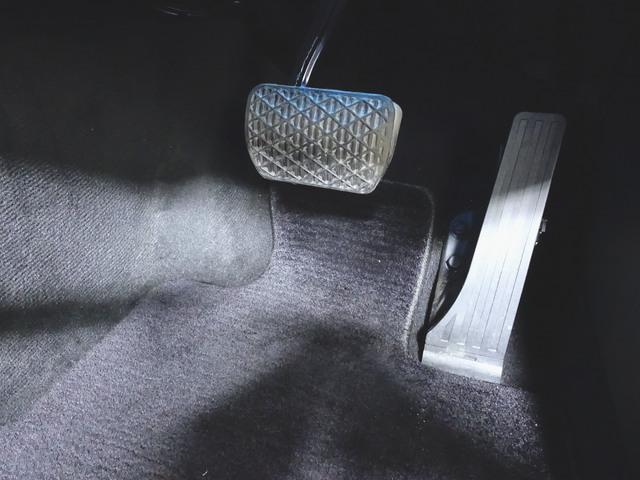 Ｃクラス Ｃ２００　アバンギャルド　レザーエクスクルーシブパッケージ　シートヒーター　パワーシート　トランクスルー　フロアマット　ナビ　ＣＤ　ミュージックサーバー　音楽プレーヤー接続　Ｂｌｕｅｔｏｏｔｈ接続　ＴＶ　ＤＶＤ再生　ＥＴＣ（9枚目）