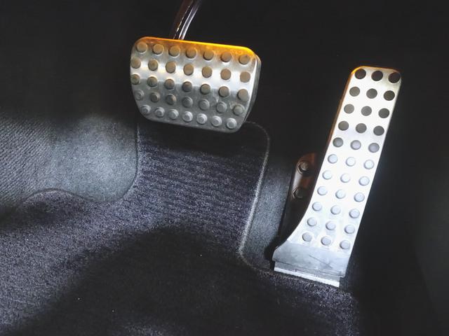 Ｃクラス Ｃ１８０　ローレウスエディション　レーダーセーフティパッケージ　シートヒーター　パワーシート　トランクスルー　フロアマット　コネクテッド機能　ナビ　ＣＤ　ミュージックサーバー　音楽プレーヤー接続　Ｂｌｕｅｔｏｏｔｈ接続　ＴＶ（9枚目）