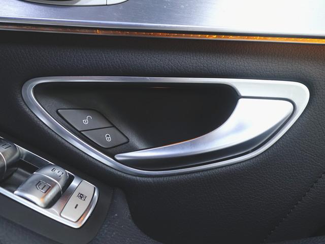 Ｃクラス Ｃ１８０　ローレウスエディション　レーダーセーフティパッケージ　シートヒーター　パワーシート　トランクスルー　フロアマット　コネクテッド機能　ナビ　ＣＤ　ミュージックサーバー　音楽プレーヤー接続　Ｂｌｕｅｔｏｏｔｈ接続　ＴＶ（22枚目）