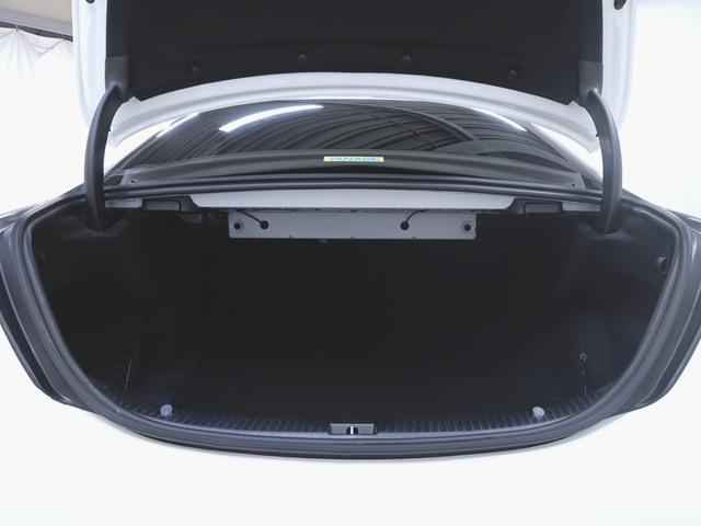 Ｃクラス Ｃ１８０　ローレウスエディション　レーダーセーフティパッケージ　シートヒーター　パワーシート　トランクスルー　フロアマット　コネクテッド機能　ナビ　ＣＤ　ミュージックサーバー　音楽プレーヤー接続　Ｂｌｕｅｔｏｏｔｈ接続　ＴＶ（27枚目）