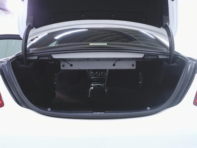 Ｃクラス Ｃ１８０　ローレウスエディション　レーダーセーフティパッケージ　シートヒーター　パワーシート　トランクスルー　フロアマット　コネクテッド機能　ナビ　ＣＤ　ミュージックサーバー　音楽プレーヤー接続　Ｂｌｕｅｔｏｏｔｈ接続　ＴＶ（31枚目）