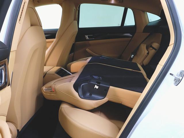 パナメーラ ４　Ｅ－ハイブリッド　シートヒーター　パワーシート　トランクスルー　フロアマット　ナビ　音楽プレーヤー接続　Ｂｌｕｅｔｏｏｔｈ接続　ＥＴＣ　サンルーフ・ガラスルーフ　ＬＥＤヘッドライト　電動リアゲート　全周囲カメラ（32枚目）