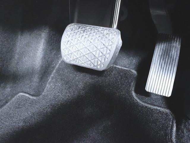 GLAクラス GLA180 レーダーセーフティーパッケージ シートヒーター トランクスルー フロアマット ナビ CD ミュージックサーバー 音楽プレーヤー接続 Bluetooth接続 TV DVD再生 ETC LEDヘッドライト(9枚目)