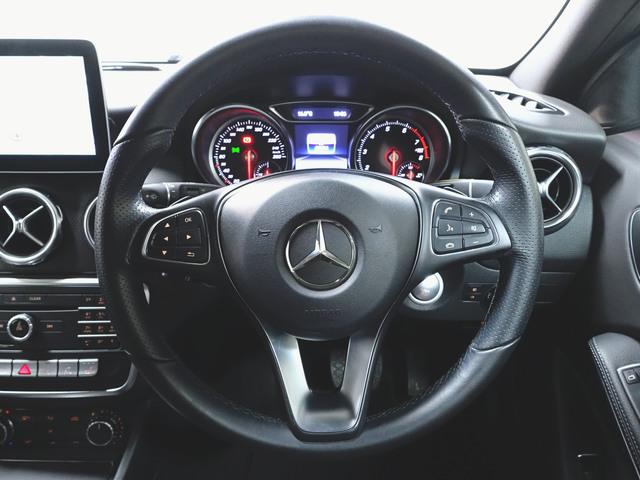 GLAクラス GLA180 レーダーセーフティーパッケージ シートヒーター トランクスルー フロアマット ナビ CD ミュージックサーバー 音楽プレーヤー接続 Bluetooth接続 TV DVD再生 ETC LEDヘッドライト(13枚目)