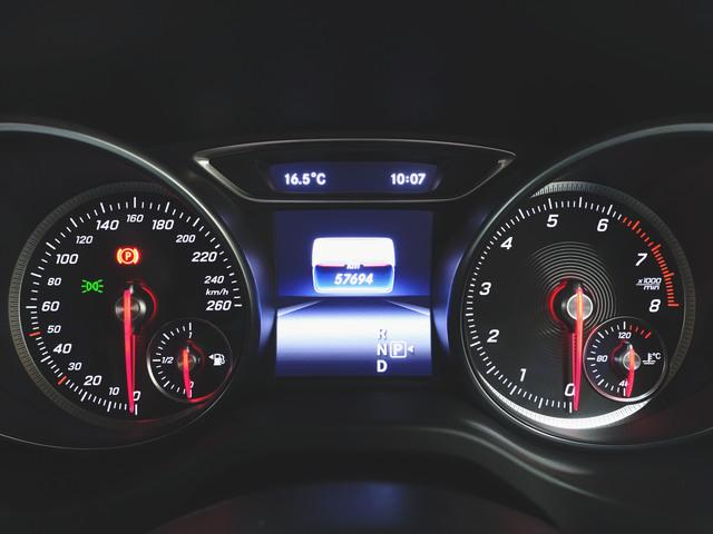 GLAクラス GLA180 レーダーセーフティーパッケージ シートヒーター トランクスルー フロアマット ナビ CD ミュージックサーバー 音楽プレーヤー接続 Bluetooth接続 TV DVD再生 ETC LEDヘッドライト(14枚目)