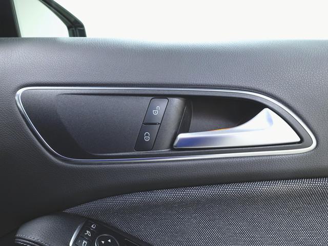GLAクラス GLA180 レーダーセーフティーパッケージ シートヒーター トランクスルー フロアマット ナビ CD ミュージックサーバー 音楽プレーヤー接続 Bluetooth接続 TV DVD再生 ETC LEDヘッドライト(22枚目)