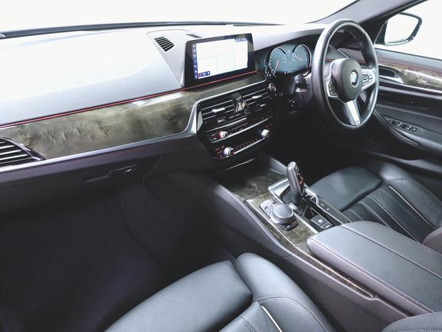 ５シリーズ ５３０ｉ　Ｍスポーツ　シートヒーター　パワーシート　トランクスルー　フロアマット　ナビ　ＣＤ　音楽プレーヤー接続　Ｂｌｕｅｔｏｏｔｈ接続　ＴＶ　ＤＶＤ再生　ＥＴＣ　ＬＥＤヘッドライト　電動リアゲート　全周囲カメラ（11枚目）