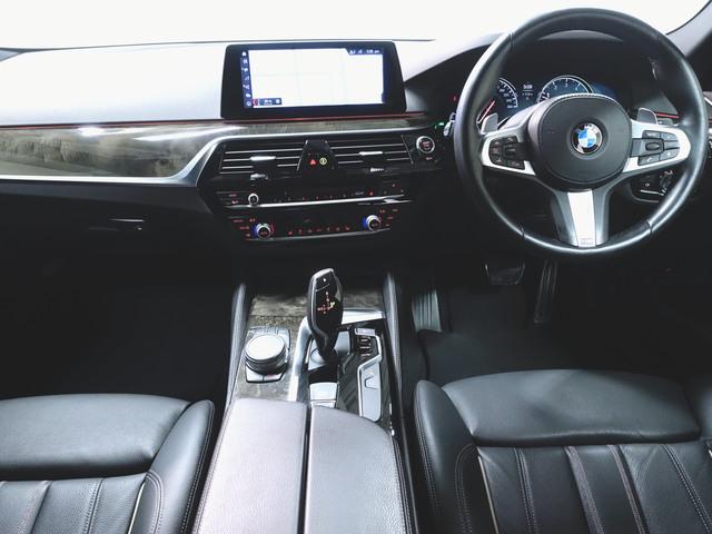 ５シリーズ ５３０ｉ　Ｍスポーツ　シートヒーター　パワーシート　トランクスルー　フロアマット　ナビ　ＣＤ　音楽プレーヤー接続　Ｂｌｕｅｔｏｏｔｈ接続　ＴＶ　ＤＶＤ再生　ＥＴＣ　ＬＥＤヘッドライト　電動リアゲート　全周囲カメラ（12枚目）