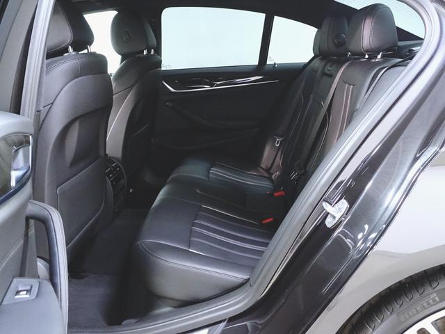 ５シリーズ ５３０ｉ　Ｍスポーツ　シートヒーター　パワーシート　トランクスルー　フロアマット　ナビ　ＣＤ　音楽プレーヤー接続　Ｂｌｕｅｔｏｏｔｈ接続　ＴＶ　ＤＶＤ再生　ＥＴＣ　ＬＥＤヘッドライト　電動リアゲート　全周囲カメラ（31枚目）