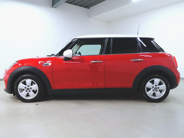 ＭＩＮＩ クーパーＤ　５ドア　ベースグレード　トランクスルー　フロアマット　ナビ　音楽プレーヤー接続　Ｂｌｕｅｔｏｏｔｈ接続　ＥＴＣ　ＬＥＤヘッドライト　バックモニター　盗難防止　衝突被害軽減ブレーキ　横滑り防止装置　アイドリングストップ（4枚目）