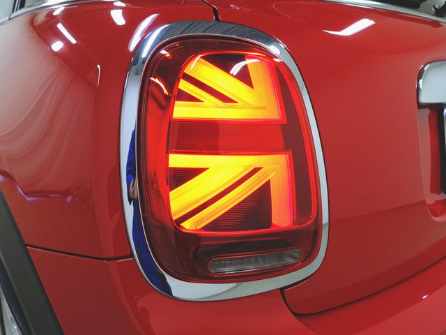 ＭＩＮＩ クーパーＤ　５ドア　ベースグレード　トランクスルー　フロアマット　ナビ　音楽プレーヤー接続　Ｂｌｕｅｔｏｏｔｈ接続　ＥＴＣ　ＬＥＤヘッドライト　バックモニター　盗難防止　衝突被害軽減ブレーキ　横滑り防止装置　アイドリングストップ（5枚目）