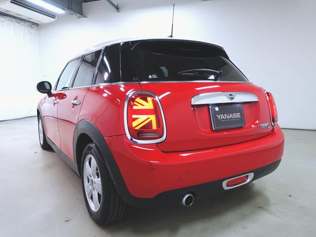 ＭＩＮＩ クーパーＤ　５ドア　ベースグレード　トランクスルー　フロアマット　ナビ　音楽プレーヤー接続　Ｂｌｕｅｔｏｏｔｈ接続　ＥＴＣ　ＬＥＤヘッドライト　バックモニター　盗難防止　衝突被害軽減ブレーキ　横滑り防止装置　アイドリングストップ（6枚目）