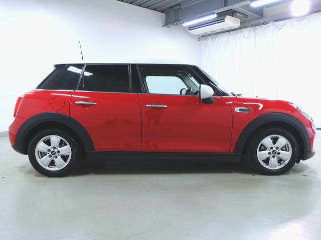 ＭＩＮＩ クーパーＤ　５ドア　ベースグレード　トランクスルー　フロアマット　ナビ　音楽プレーヤー接続　Ｂｌｕｅｔｏｏｔｈ接続　ＥＴＣ　ＬＥＤヘッドライト　バックモニター　盗難防止　衝突被害軽減ブレーキ　横滑り防止装置　アイドリングストップ（8枚目）