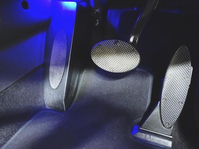 ＭＩＮＩ クーパーＤ　５ドア　ベースグレード　トランクスルー　フロアマット　ナビ　音楽プレーヤー接続　Ｂｌｕｅｔｏｏｔｈ接続　ＥＴＣ　ＬＥＤヘッドライト　バックモニター　盗難防止　衝突被害軽減ブレーキ　横滑り防止装置　アイドリングストップ（9枚目）