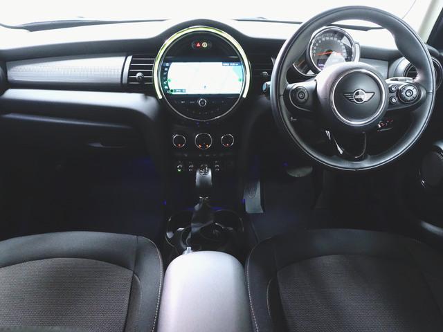 ＭＩＮＩ クーパーＤ　５ドア　ベースグレード　トランクスルー　フロアマット　ナビ　音楽プレーヤー接続　Ｂｌｕｅｔｏｏｔｈ接続　ＥＴＣ　ＬＥＤヘッドライト　バックモニター　盗難防止　衝突被害軽減ブレーキ　横滑り防止装置　アイドリングストップ（12枚目）