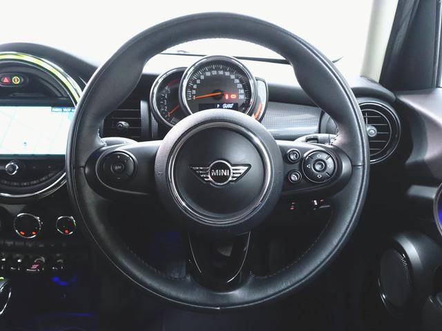 ＭＩＮＩ クーパーＤ　５ドア　ベースグレード　トランクスルー　フロアマット　ナビ　音楽プレーヤー接続　Ｂｌｕｅｔｏｏｔｈ接続　ＥＴＣ　ＬＥＤヘッドライト　バックモニター　盗難防止　衝突被害軽減ブレーキ　横滑り防止装置　アイドリングストップ（13枚目）