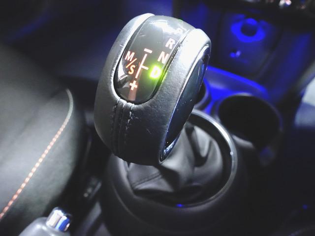 ＭＩＮＩ クーパーＤ　５ドア　ベースグレード　トランクスルー　フロアマット　ナビ　音楽プレーヤー接続　Ｂｌｕｅｔｏｏｔｈ接続　ＥＴＣ　ＬＥＤヘッドライト　バックモニター　盗難防止　衝突被害軽減ブレーキ　横滑り防止装置　アイドリングストップ（18枚目）