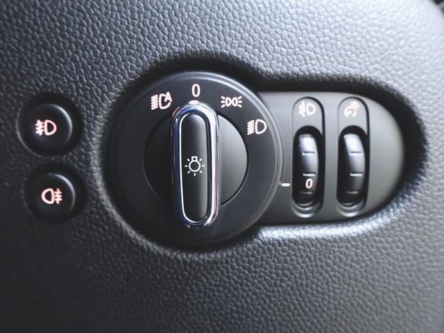 ＭＩＮＩ クーパーＤ　５ドア　ベースグレード　トランクスルー　フロアマット　ナビ　音楽プレーヤー接続　Ｂｌｕｅｔｏｏｔｈ接続　ＥＴＣ　ＬＥＤヘッドライト　バックモニター　盗難防止　衝突被害軽減ブレーキ　横滑り防止装置　アイドリングストップ（21枚目）