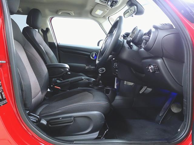 ＭＩＮＩ クーパーＤ　５ドア　ベースグレード　トランクスルー　フロアマット　ナビ　音楽プレーヤー接続　Ｂｌｕｅｔｏｏｔｈ接続　ＥＴＣ　ＬＥＤヘッドライト　バックモニター　盗難防止　衝突被害軽減ブレーキ　横滑り防止装置　アイドリングストップ（24枚目）