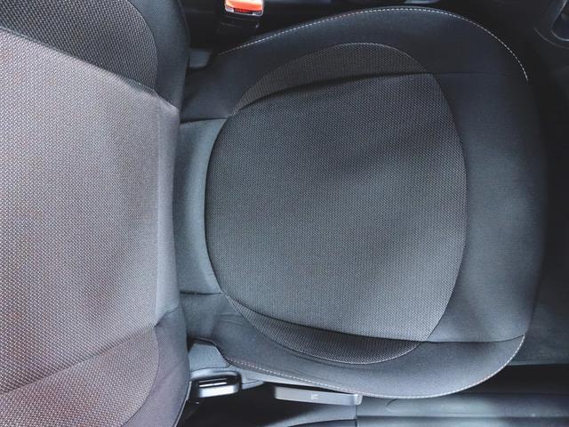 ＭＩＮＩ クーパーＤ　５ドア　ベースグレード　トランクスルー　フロアマット　ナビ　音楽プレーヤー接続　Ｂｌｕｅｔｏｏｔｈ接続　ＥＴＣ　ＬＥＤヘッドライト　バックモニター　盗難防止　衝突被害軽減ブレーキ　横滑り防止装置　アイドリングストップ（25枚目）