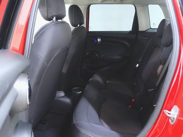 ＭＩＮＩ クーパーＤ　５ドア　ベースグレード　トランクスルー　フロアマット　ナビ　音楽プレーヤー接続　Ｂｌｕｅｔｏｏｔｈ接続　ＥＴＣ　ＬＥＤヘッドライト　バックモニター　盗難防止　衝突被害軽減ブレーキ　横滑り防止装置　アイドリングストップ（29枚目）