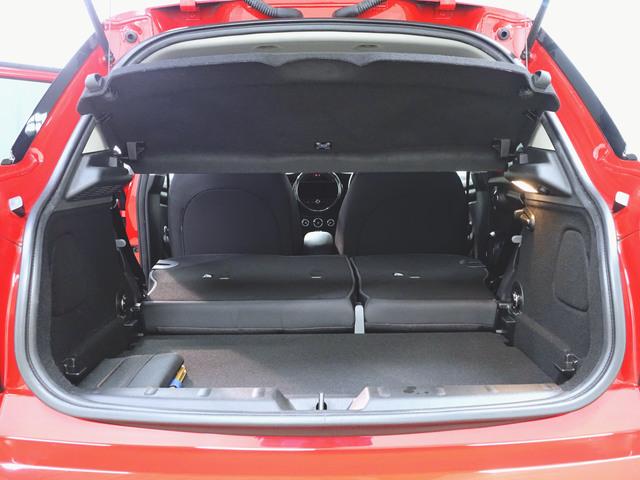 ＭＩＮＩ クーパーＤ　５ドア　ベースグレード　トランクスルー　フロアマット　ナビ　音楽プレーヤー接続　Ｂｌｕｅｔｏｏｔｈ接続　ＥＴＣ　ＬＥＤヘッドライト　バックモニター　盗難防止　衝突被害軽減ブレーキ　横滑り防止装置　アイドリングストップ（32枚目）