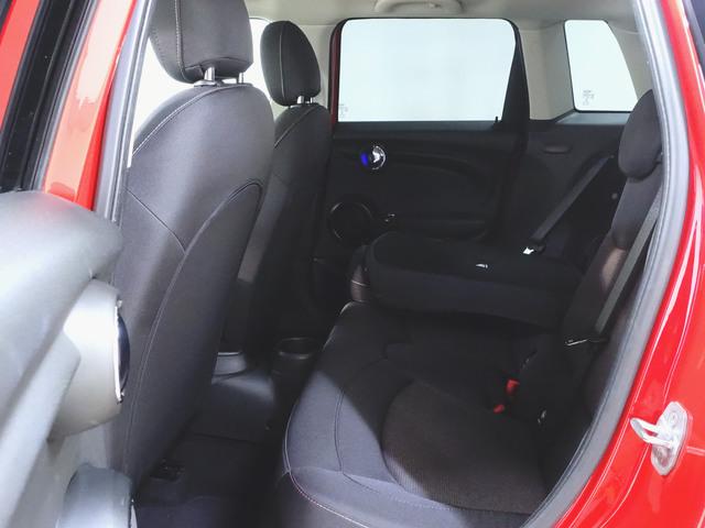 ＭＩＮＩ クーパーＤ　５ドア　ベースグレード　トランクスルー　フロアマット　ナビ　音楽プレーヤー接続　Ｂｌｕｅｔｏｏｔｈ接続　ＥＴＣ　ＬＥＤヘッドライト　バックモニター　盗難防止　衝突被害軽減ブレーキ　横滑り防止装置　アイドリングストップ（33枚目）