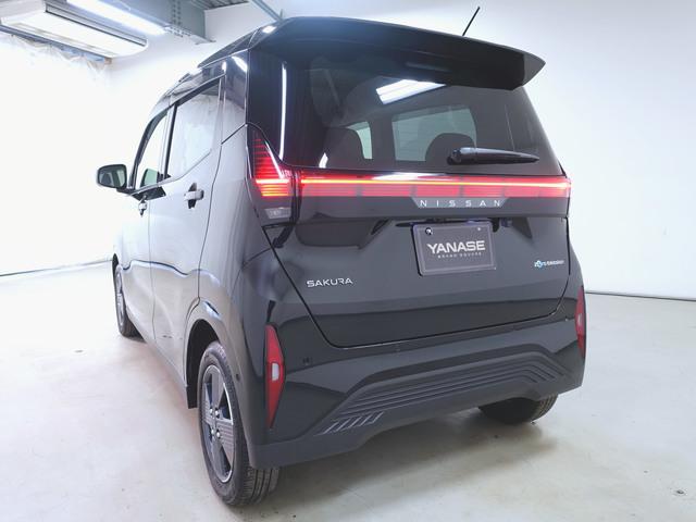 サクラ Ｘ　シートヒーター　トランクスルー　フロアマット　ナビ　音楽プレーヤー接続　Ｂｌｕｅｔｏｏｔｈ接続　ＴＶ　ＥＴＣ　ＬＥＤヘッドライト　全周囲カメラ　フロントカメラ　サイドカメラ　バックモニター　盗難防止（6枚目）