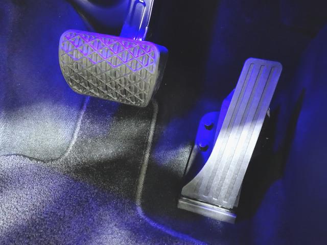 Ｃクラス Ｃ２２０　ｄ　アバンギャルド　アンビエントライトプレミアム　ベーシックパッケージ　レザーエクスクルーシブパッケージ　シートヒーター　パワーシート　トランクスルー　フロアマット　コネクテッド機能　ナビ　音楽プレーヤー接続　Ｂｌｕｅｔｏｏｔｈ接続　ＴＶ　ＥＴＣ（9枚目）