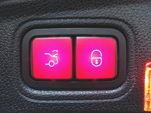 Ｃクラス Ｃ４３　４マチック　クーペ　シートヒーター　パワーシート　トランクスルー　フロアマット　コネクテッド機能　ナビ　音楽プレーヤー接続　Ｂｌｕｅｔｏｏｔｈ接続　ＴＶ　ＥＴＣ　サンルーフ・ガラスルーフ　ＬＥＤヘッドライト（28枚目）