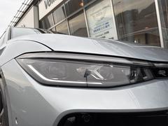 フロントカメラで対向車や先行車を検知し、マトリックスモジュールに搭載された片側　２２　個の　ＬＥＤ　を個別に点灯・消灯の制御をすることで、最適な配光を可能とした最新のヘッドライトシステムです。 7