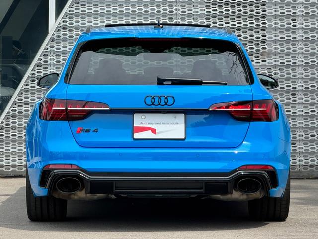 ＲＳ４アバント ベースグレード　カーボンスタイリングＰＫＧ／Ｐサンルーフ／ＲＳスポーツエキゾースト／ＴＶチューナー／ヘッドアップディスプレイ／サラウンドビュー／ブラックスタイリング／プライバシーガラス／デコラティブカーボンパネル（12枚目）