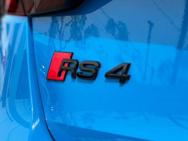 ＲＳ４アバント ベースグレード　カーボンスタイリングＰＫＧ／Ｐサンルーフ／ＲＳスポーツエキゾースト／ＴＶチューナー／ヘッドアップディスプレイ／サラウンドビュー／ブラックスタイリング／プライバシーガラス／デコラティブカーボンパネル（36枚目）