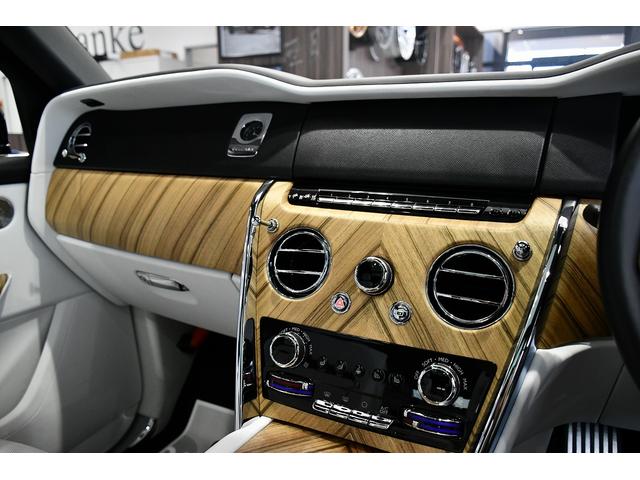 カリナン ベースグレード　ＡＧ　ＬＵＸＵＲＹ２４インチ　ローダウン　ビスポークオーディオ　ベンチレーション＆シートヒーター　マッサージ機能　ホワイトレザー　ウッドインテリア　リアエンターシステム　ＲＲヘッドレスト刺繍　ＨＵＤ（29枚目）
