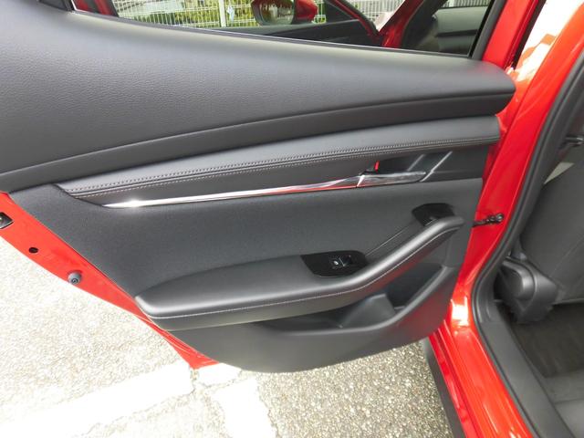 ＭＡＺＤＡ３ファストバック １５Ｓツーリング　ワンオーナー／禁煙車／マツダコレクト／純正ナビ／３６０度ビューカメラ／前後ドラレコ／ＥＴＣ２．０／ＭＧプレミアム　ボディーコーティング済／衝突安全／ブラインドスポットモニター（56枚目）