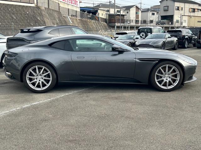 ベースグレード　ＤＢ１１　Ｖ８クーペ　Ｍ１年保証　ＡＭプレミアムオーディオ　オブシディアンブラックレザー　シートヒーター　シートエアコン　ブラインドスポット　ＴＶ　３６０度カメラ　障害物センサー　１０スポークホイール(4枚目)