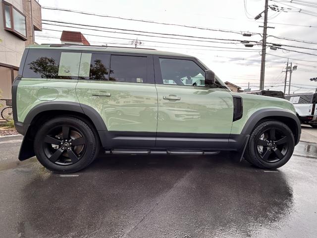 ディフェンダー １１０　７５ｔｈリミテッドエディション　認定中古車　幌サンルーフ　エアサス　ＭＥＲＩＤＩＡＮサラウンド　Ｈ．Ｕ．Ｄ　サイドステップ　ボディプロテクションキット　シートヒータ＆クーラ（Ｆ）　ハンドルヒータ　マトリクスＬＥＤライト　純正ドラレコ（13枚目）