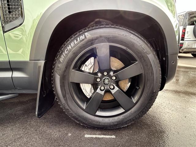 ディフェンダー １１０　７５ｔｈリミテッドエディション　認定中古車　幌サンルーフ　エアサス　ＭＥＲＩＤＩＡＮサラウンド　Ｈ．Ｕ．Ｄ　サイドステップ　ボディプロテクションキット　シートヒータ＆クーラ（Ｆ）　ハンドルヒータ　マトリクスＬＥＤライト　純正ドラレコ（15枚目）