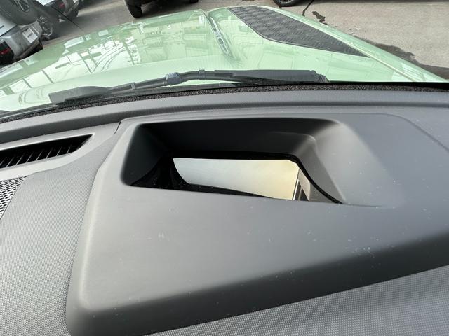 ディフェンダー １１０　７５ｔｈリミテッドエディション　認定中古車　幌サンルーフ　エアサス　ＭＥＲＩＤＩＡＮサラウンド　Ｈ．Ｕ．Ｄ　サイドステップ　ボディプロテクションキット　シートヒータ＆クーラ（Ｆ）　ハンドルヒータ　マトリクスＬＥＤライト　純正ドラレコ（21枚目）