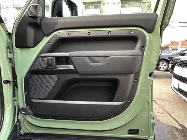 ディフェンダー １１０　７５ｔｈリミテッドエディション　認定中古車　幌サンルーフ　エアサス　ＭＥＲＩＤＩＡＮサラウンド　Ｈ．Ｕ．Ｄ　サイドステップ　ボディプロテクションキット　シートヒータ＆クーラ（Ｆ）　ハンドルヒータ　マトリクスＬＥＤライト　純正ドラレコ（26枚目）