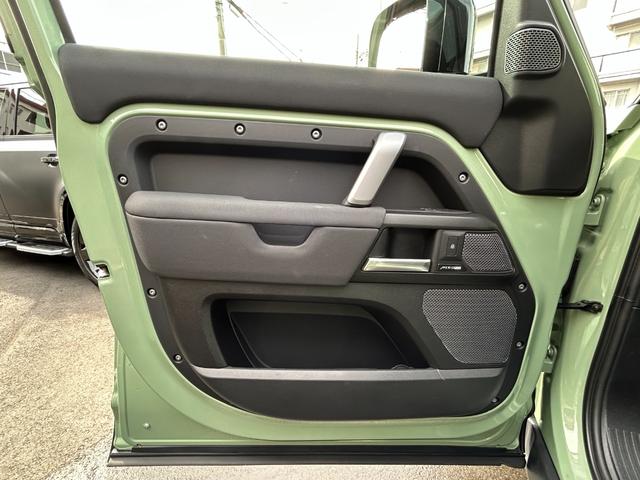 ディフェンダー １１０　７５ｔｈリミテッドエディション　認定中古車　幌サンルーフ　エアサス　ＭＥＲＩＤＩＡＮサラウンド　Ｈ．Ｕ．Ｄ　サイドステップ　ボディプロテクションキット　シートヒータ＆クーラ（Ｆ）　ハンドルヒータ　マトリクスＬＥＤライト　純正ドラレコ（33枚目）